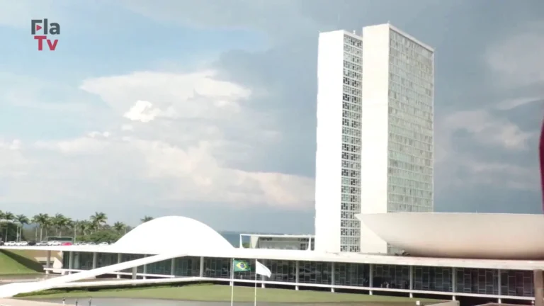 Com torcida tietando no muro, Flamengo encerra preparação em Brasília