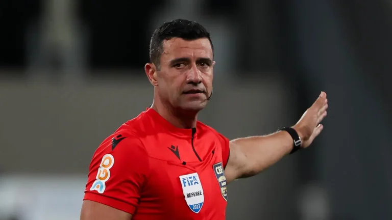 Árbitro de Botafogo x Palmeiras relata na súmula gesto de dinheiro de Textor e xingamentos