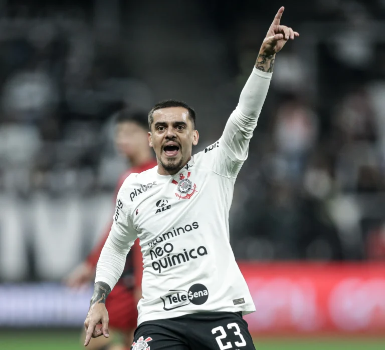 Fagner celebra 17 anos de carreira após vitória do Corinthians contra Athletico-PR: 