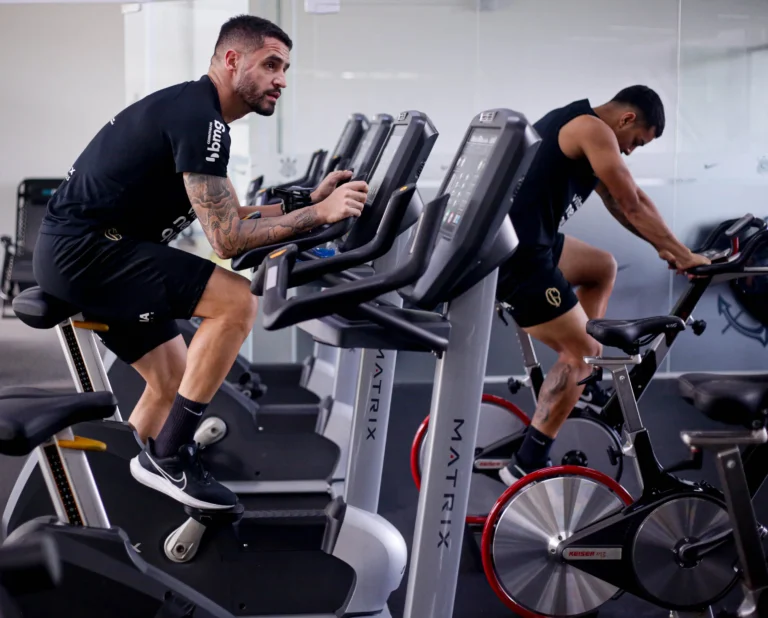 Com Renato Augusto na parte interna, Corinthians se reapresenta após derrota para Red Bull Bragantino