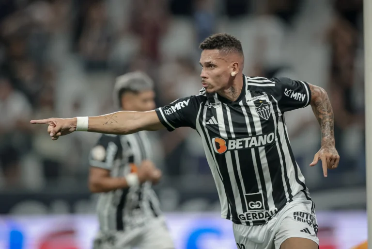 Novo artilheiro do Brasileiro, Paulinho vê pontos perdidos pelo Atlético-MG e celebra gol contra o Corinthians