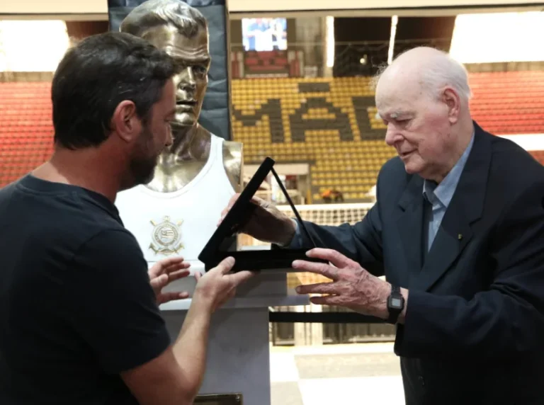 Ídolo do basquete, Wlamir Marques tem busto inaugurado no Corinthians