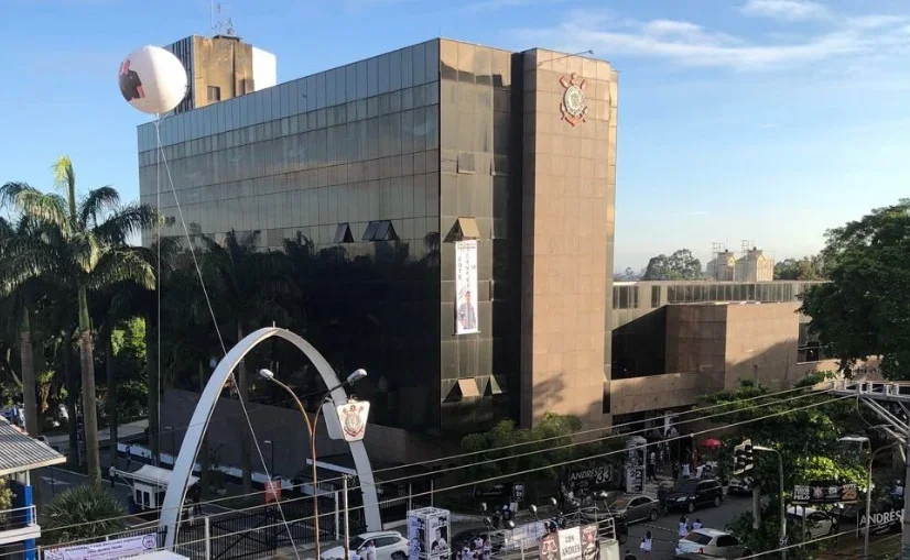 Pichação nos Muros do Parque São Jorge Após Empate do Corinthians