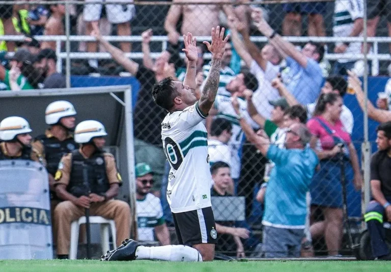 Robson lamenta briga em jogo contra o Cruzeiro, mas comemora vitória do Coritiba: Vamos até o fim