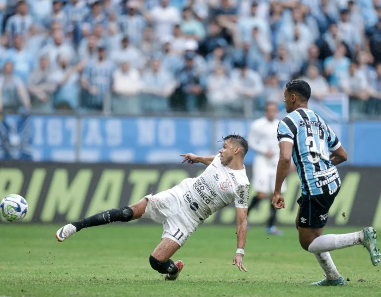 Corinthians marca contra o Grêmio com um a menos e se afasta do Z4 do Brasileirão