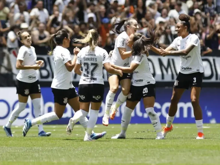 Corinthians faz oito no Palmeiras e garante ida à decisão do Paulistão feminino