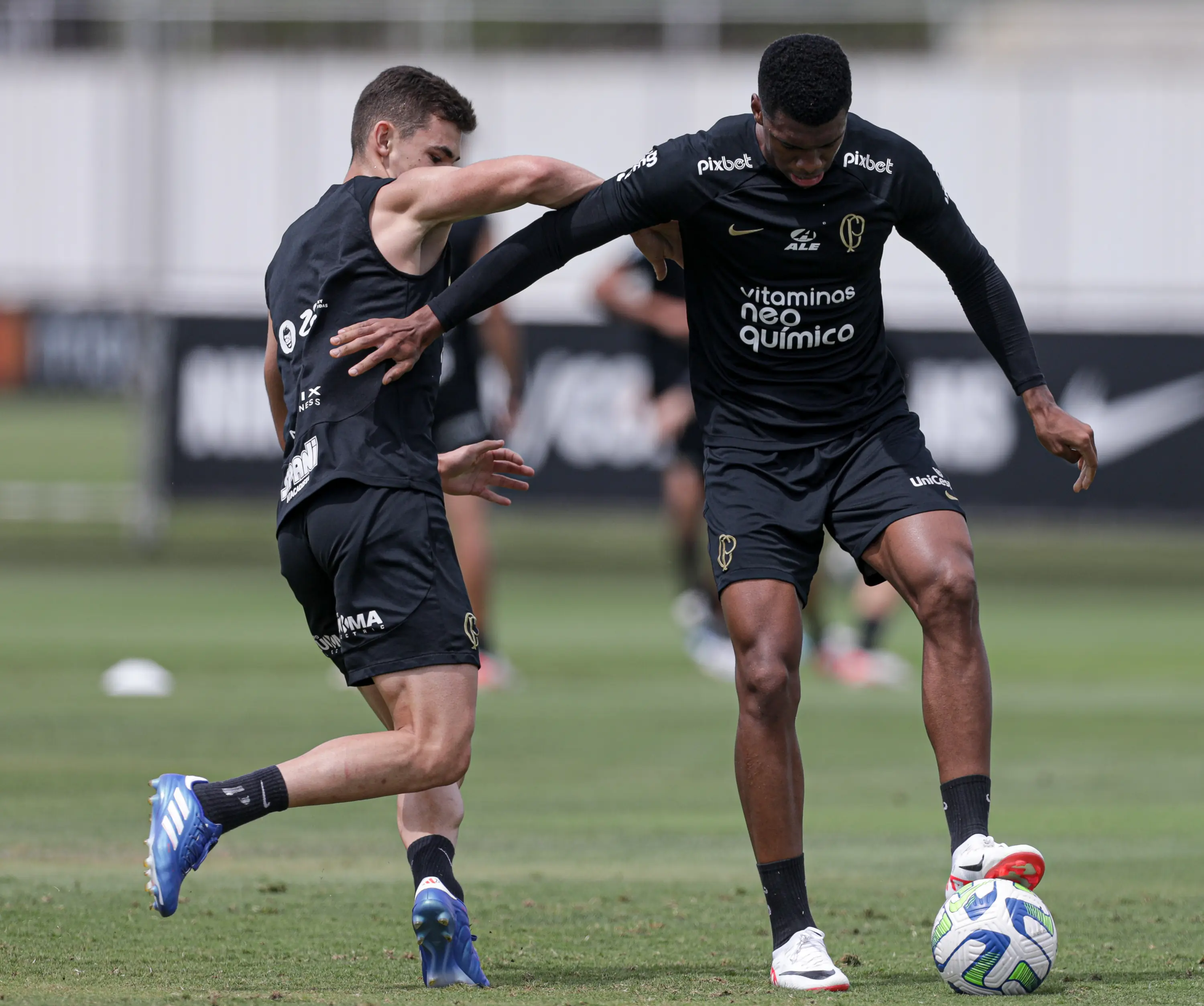 Corinthians trabalha enfrentamentos de um contra um em segundo treino da data Fifa; veja como foi