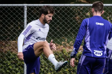 Após lesão no joelho, Lucas Silva evolui em recuperação e inicia transição no Cruzeiro