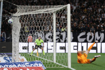 Protesto e invasão no gramado: clima esquenta na torcida do Corinthians após goleada sofrida para o Bahia