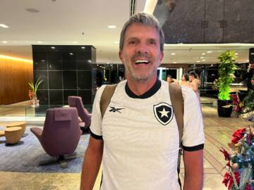 Torcedor do Botafogo acompanha chegada do Palmeiras em hotel e mantém sonho de título