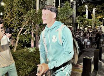 Reforçado de Piquerez, Palmeiras chega a Fortaleza com festa da torcida