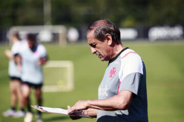 Ramón Díaz tem dúvidas para definir escalação do Vasco contra o Corinthians; veja provável time