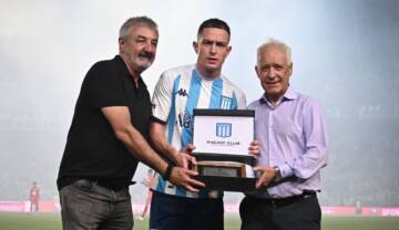 Reforço do Palmeiras, Aníbal Moreno recebe homenagem do Racing e agradece ao clube