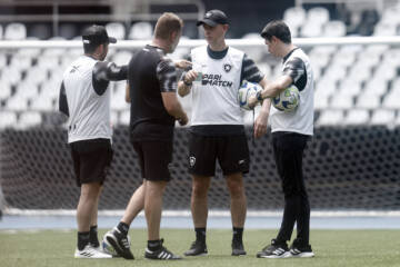 Tiago Nunes tem dúvidas sobre a escalação do Botafogo contra o Cruzeiro; confira