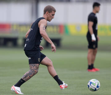 Rojas trabalha com bola em penúltimo treino do Corinthians antes de jogo contra Coritiba