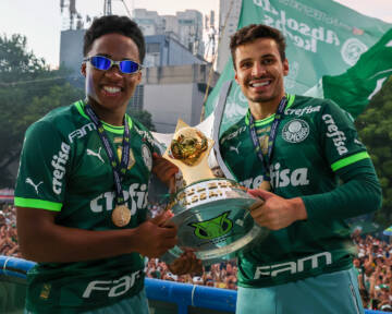 Festa na madrugada: jogadores do Palmeiras são recebidos por torcida no CT