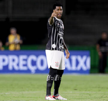 Gil fala sobre futuro indefinido no Corinthians e desabafa: 