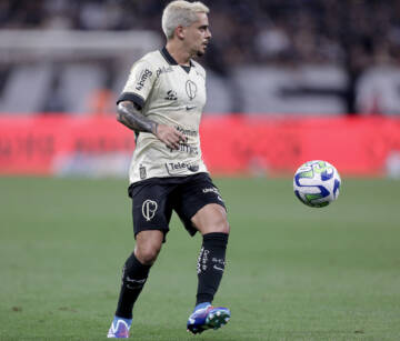 Fagner fica no Corinthians graças a contrato, mas deve ganhar concorrência