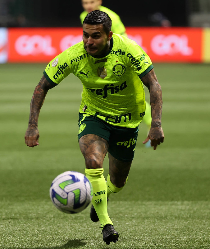 Banco emite comunicado sobre incidente financeiro envolvendo jogador de futebol.