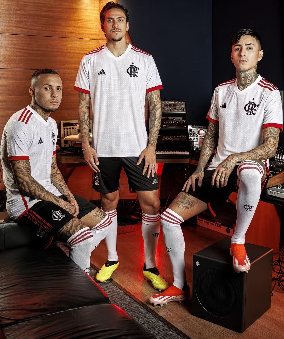 Flamengo lança segundo uniforme da temporada 2024 com música e clipe.
