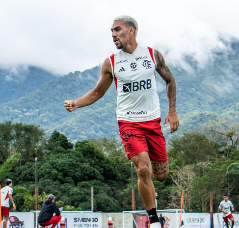 Corinthians fecha contratação definitiva do lateral Matheuzinho para reforçar equipe.