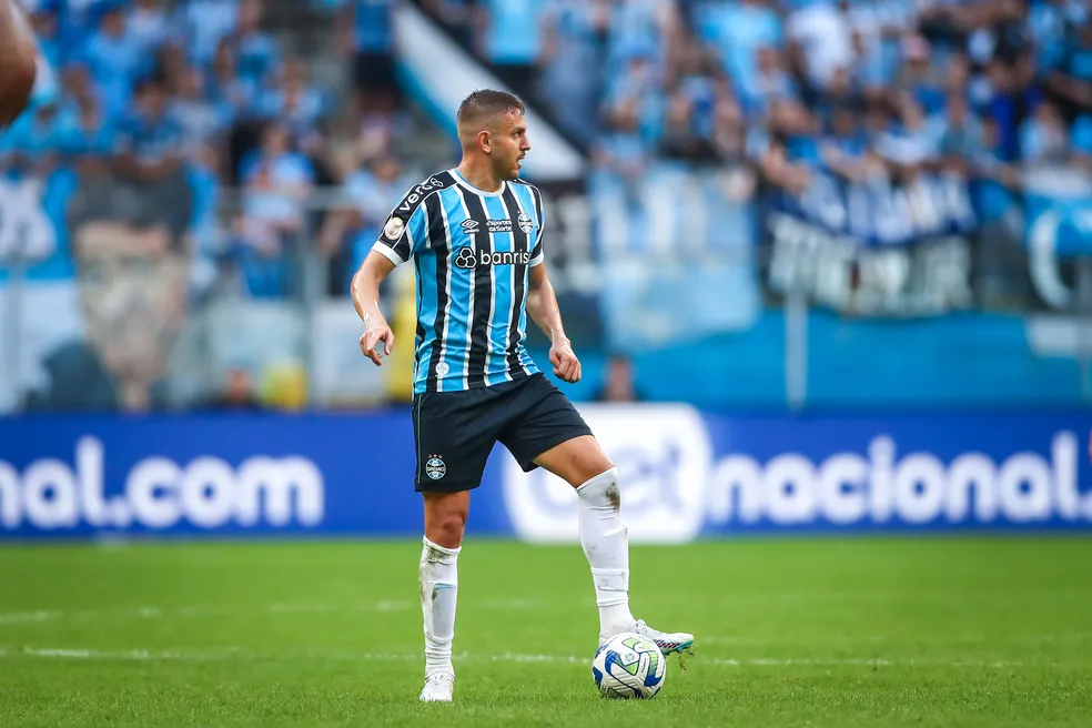 Vitória anuncia contratação do zagueiro Bruno Uvini, ex-Grêmio para reforçar equipe.
