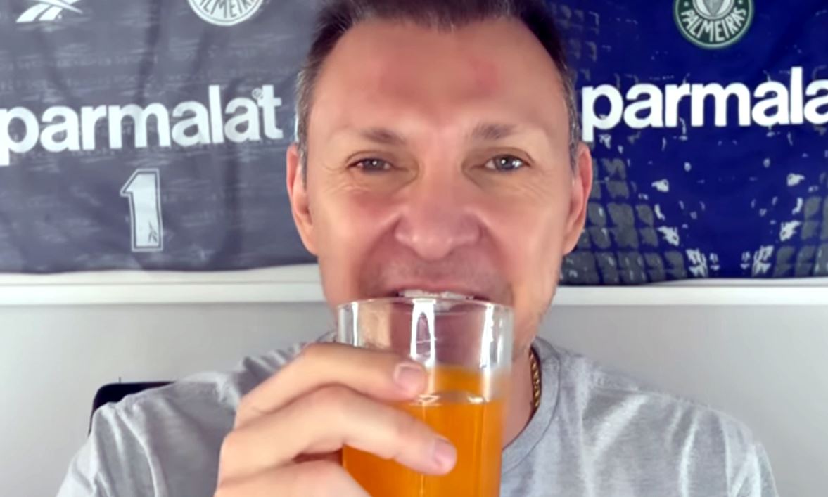 Palmeiras: Velloso comenta fim de patrocínio do Corinthians durante entrevista.