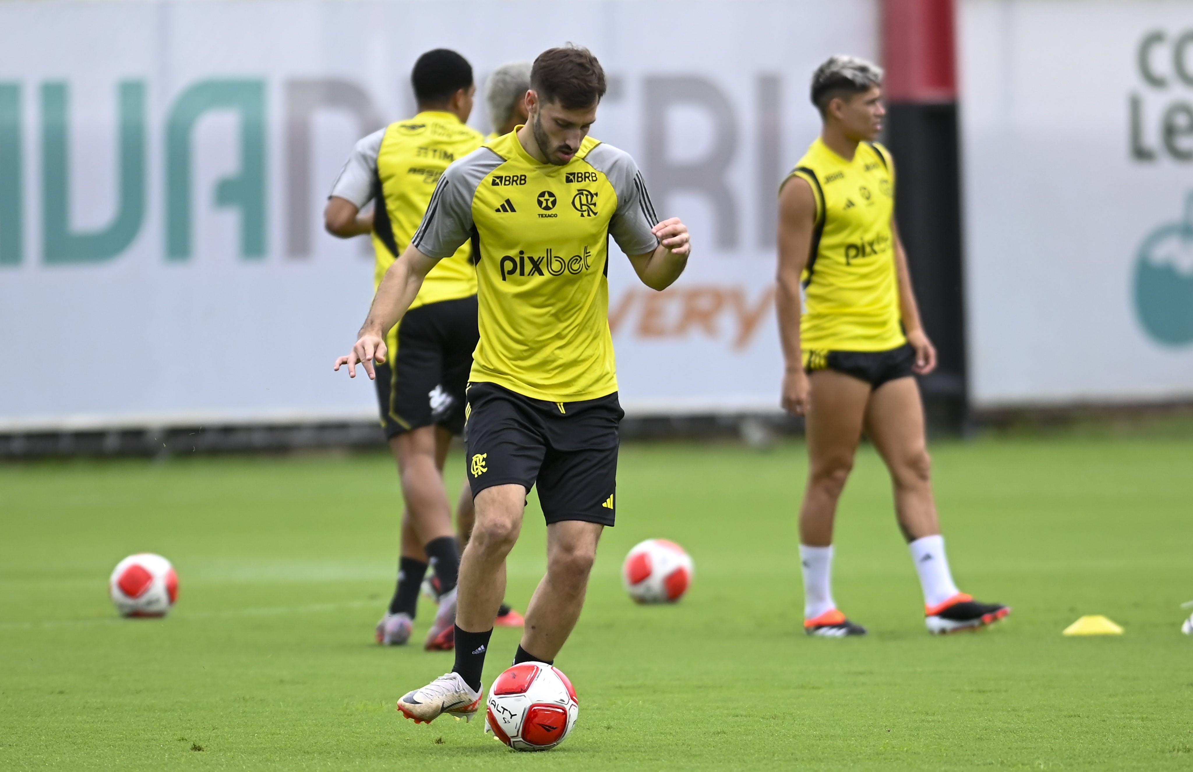 Matías Viña obtém registro no BID e está apto para estrear pelo Flamengo.