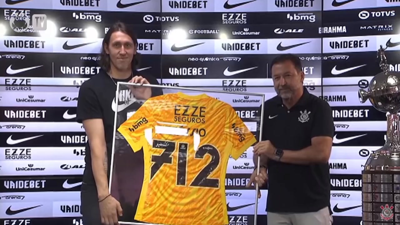 Cássio homenageado pelo Corinthians com camisa pelos 712 jogos no clube