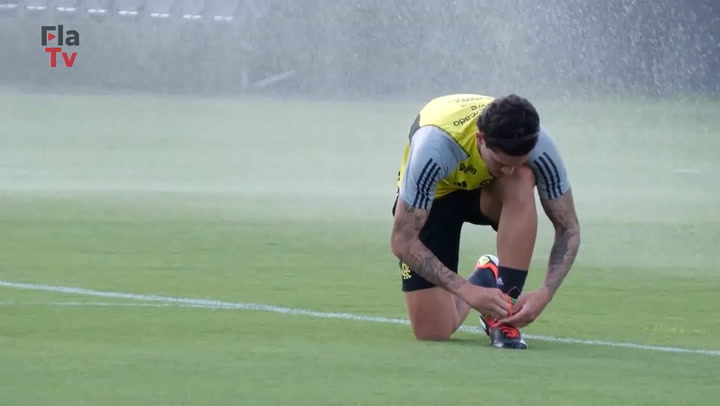 Flamengo se prepara para enfrentar Botafogo com treino final ao lado de Ayrton Lucas.